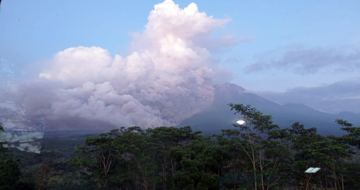 Erupción del volcán Seremu en Indonesia