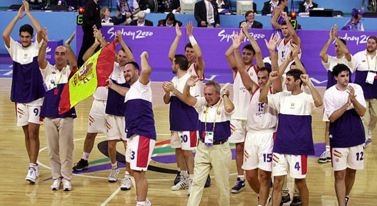 Jugadores y cuerpo técnico festejando el oro en Sidney 2000