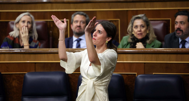 La ministra de Igualdad española, Irene Montero, aplaude a representantes del colectivo LGTB+ presentes en las tribunas de invitados del Congreso de los Diputados tras la aprobación de la ‘ley trans’.