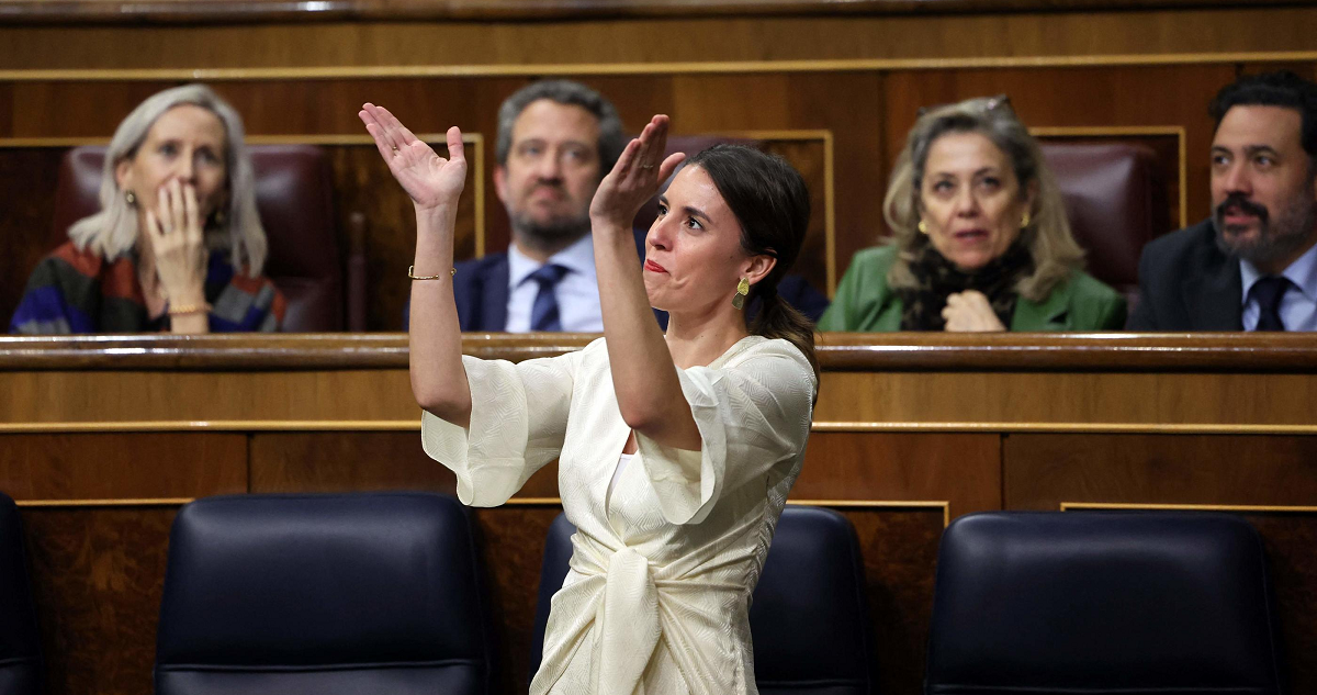 La ministra de Igualdad española, Irene Montero, aplaude a representantes del colectivo LGTB+ presentes en las tribunas de invitados del Congreso de los Diputados tras la aprobación de la ‘ley trans’.