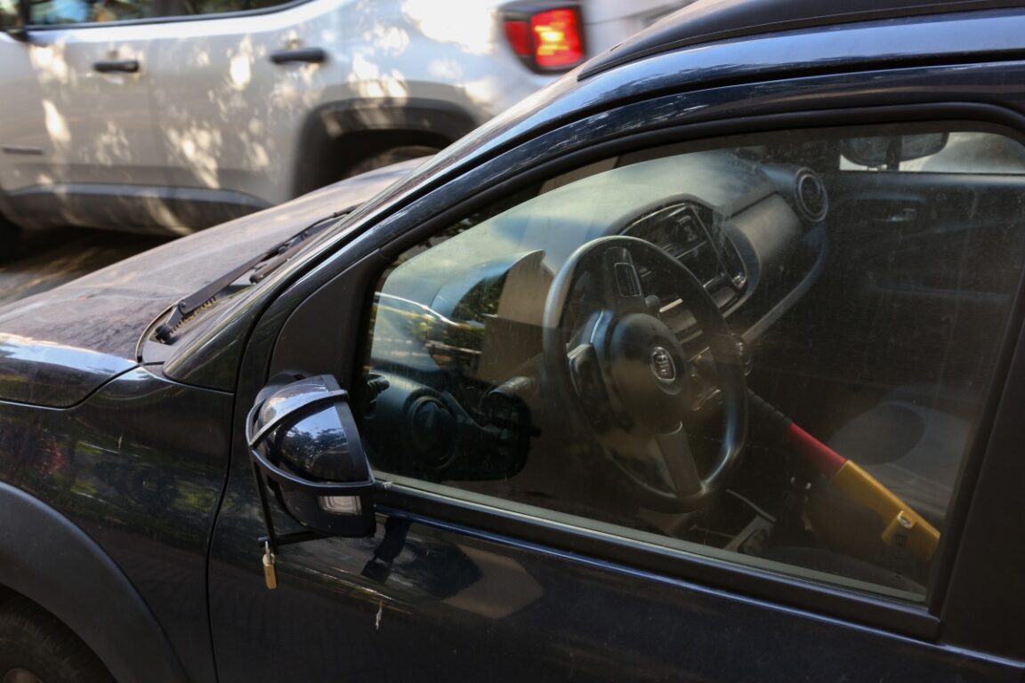 Vecinos de Providencia ponen jaulas y hasta fundas a espejos de autos para evitar que los roben