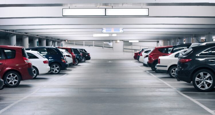 Algunas de las comunas con menos disponibilidad de estacionamientos en edificios residenciales son Las Condes, Providencia, Ñuñoa y Valparaíso