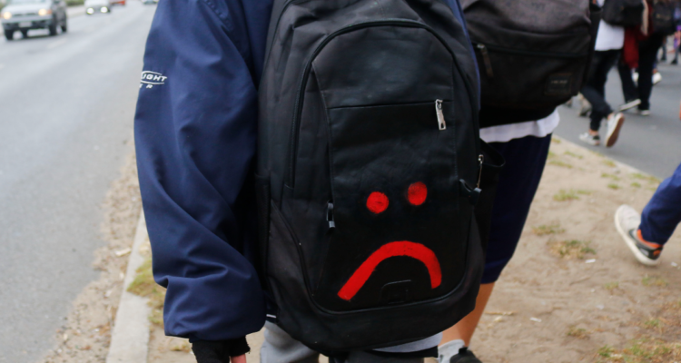 Estudiante amenaza con arma falsa a profesora en colegio de Temuco: activaron operativo policial