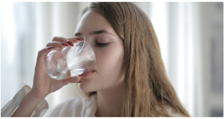 estudio desmiente que necesitemos beber dos litros de agua al día