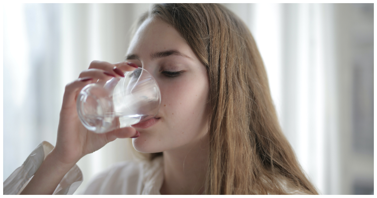 estudio desmiente que necesitemos beber dos litros de agua al día