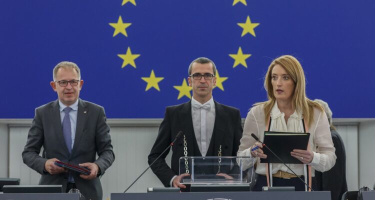 Los líderes del Parlamento Europeo, anunciando la decisión.