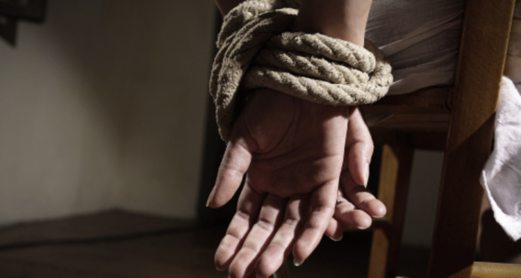 Delincuentes vestidos de carabineros maniatan a familia en Osorno: les robaron armas y dinero