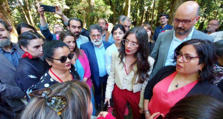Familiares de extraviados en Valdivia interrumpen paso de ministra Vallejo implorando por ayuda