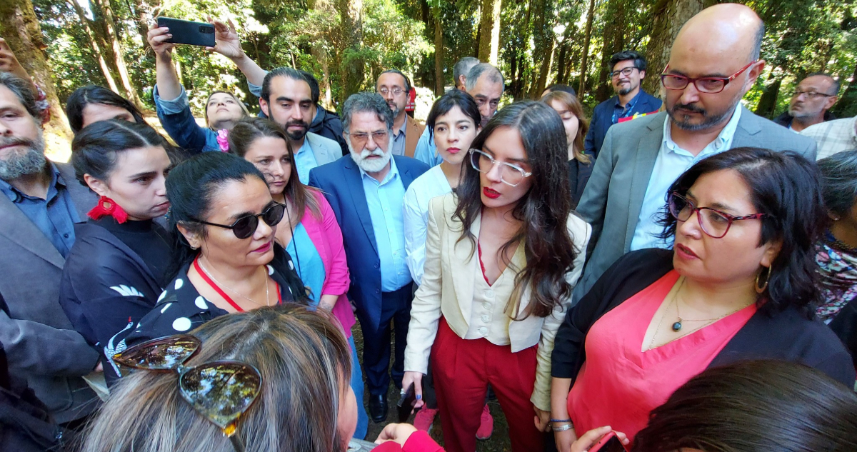 Familiares de extraviados en Valdivia interrumpen paso de ministra Vallejo implorando por ayuda