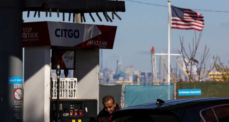 La Fed aumenta tipos de interés en medio punto y la inflación se desacelera