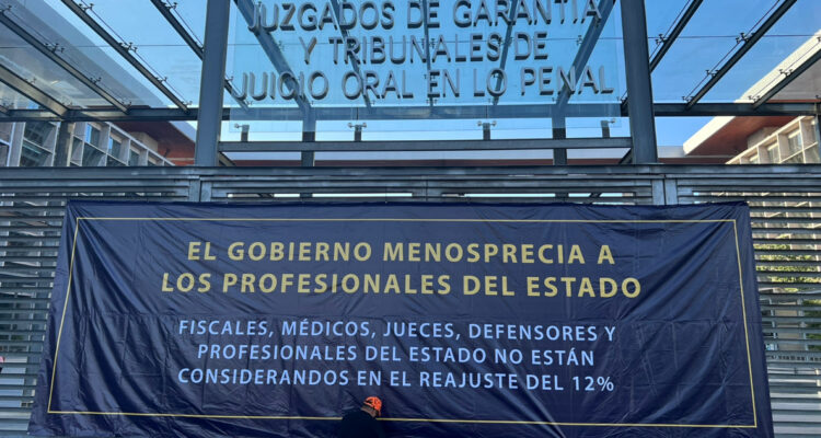 Fiscales inician paro nacional por reajuste al sector público: Se sumaron Defensores