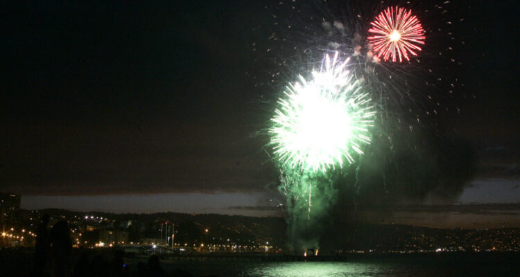 Comunas de la región de Los Lagos reemplazarán fuegos artificiales por shows de luces para Año Nuevo