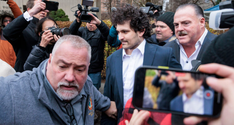 Magnate y fundador de criptomonedas FTX paga US$250 millones y es extraditado desde Bahamas a EEUU