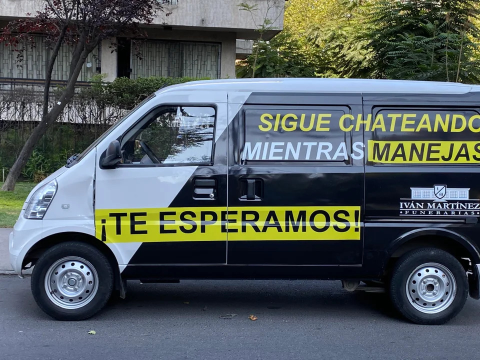 "Sigue chateando mientras manejas" la publicidad de Funerarias Iván Martínez en Chile