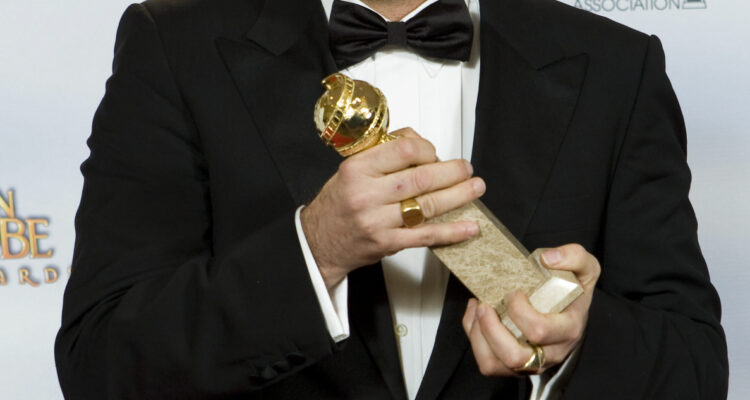 Un actor sostiene su trofeo de los Globos de Oro. La versión de 2023 volverá a ser televisada.