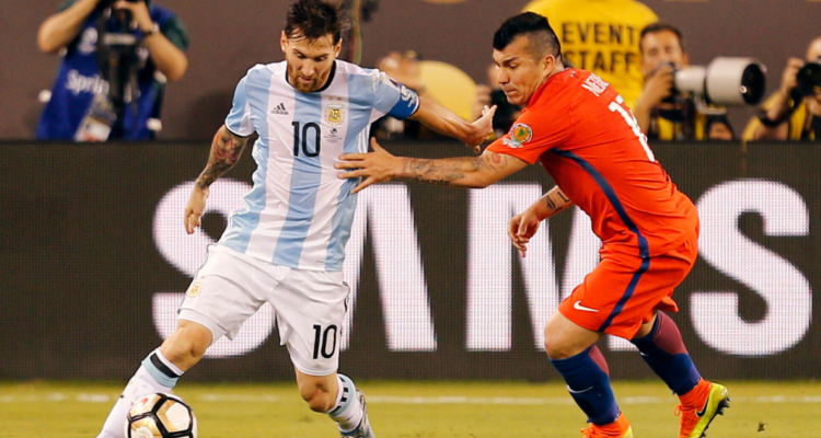 Gary Medel y Lionel Messi enfrentando un duelo entre Argentina y Chile.
