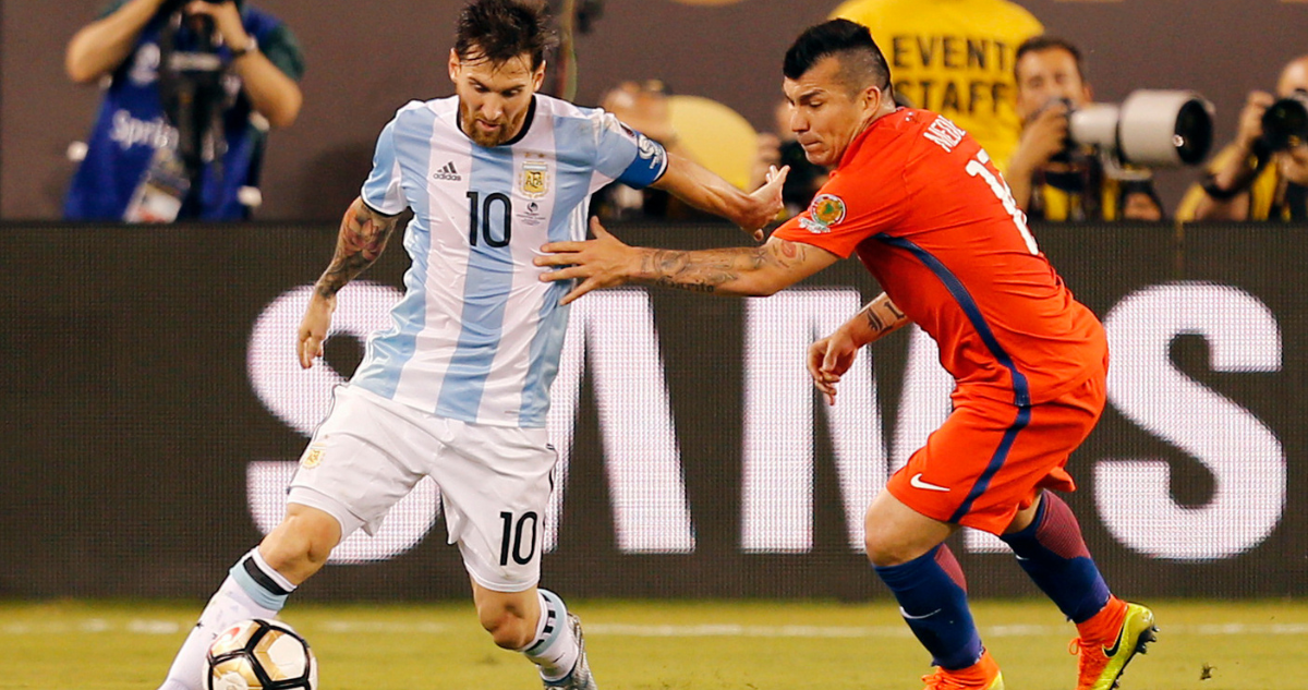 Gary Medel y Lionel Messi enfrentando un duelo entre Argentina y Chile.