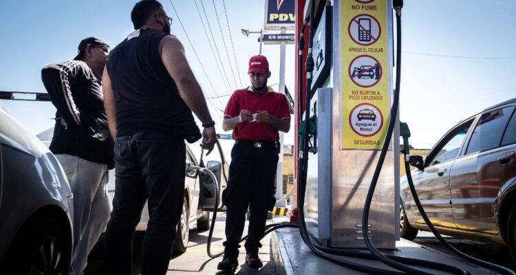 Empresarios venezolanos piden explicación a gobierno por escasez de gasolina
