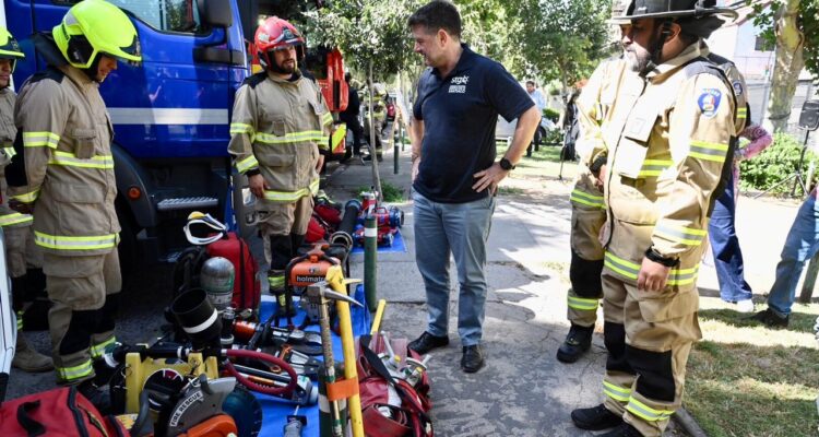 GORE Metropolitano presenta equipo entregado a Bomberos para combatir incendios forestales