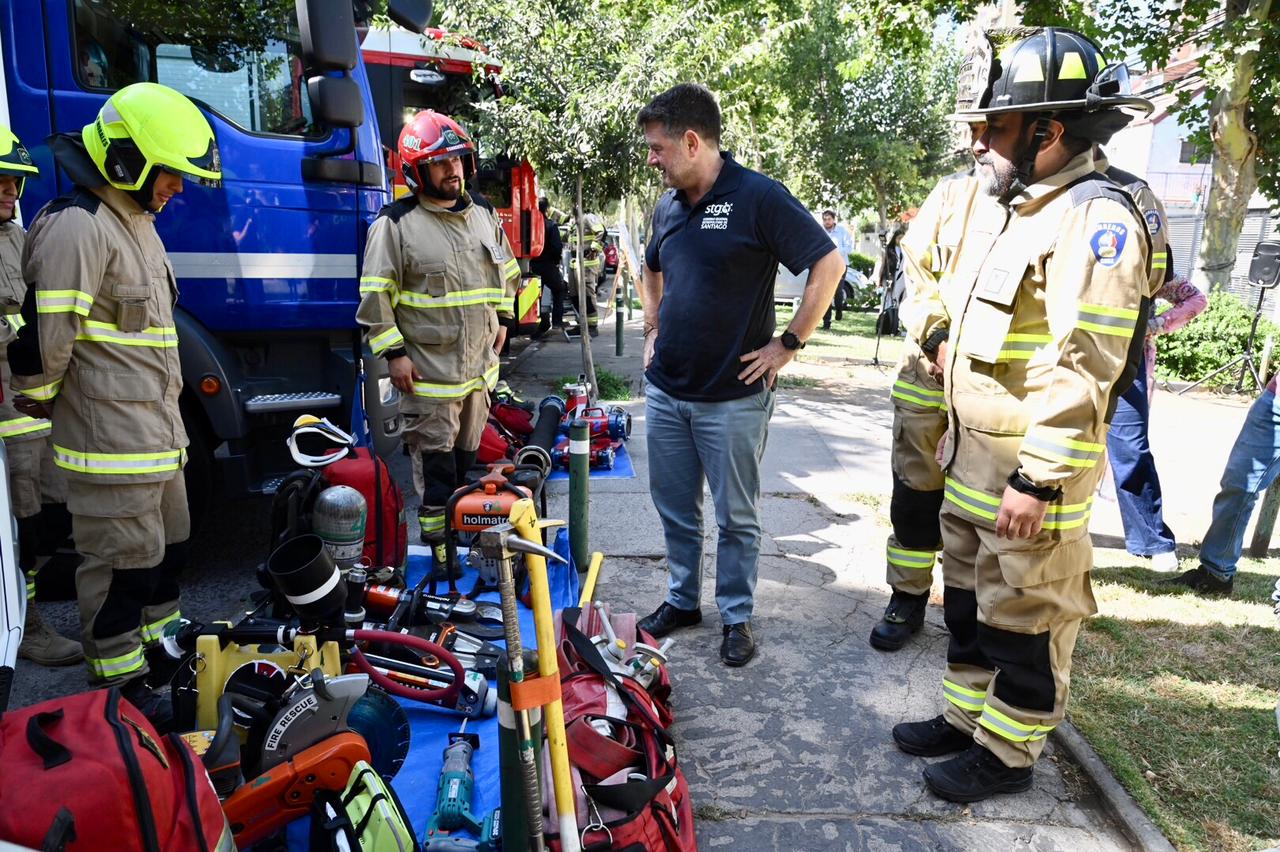 GORE Metropolitano presenta equipo entregado a Bomberos para combatir incendios forestales
