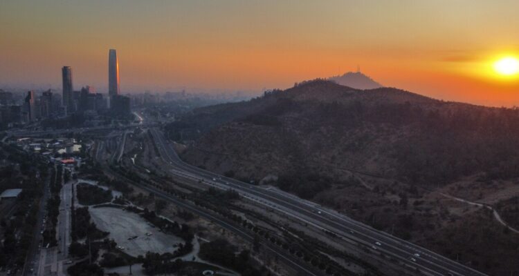 Barómetro Regional revela que a un 42% de los habitantes de la RM les gustaría vivir en otro lugar