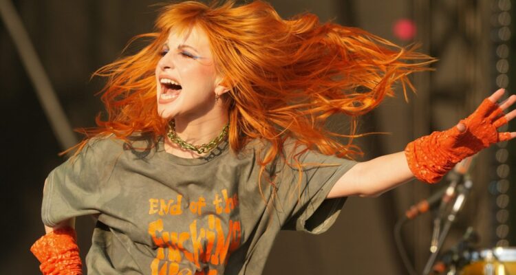 Hayley Williams confiesa que no toca guitarra en shows de Paramore por miedo a comentarios sexistas