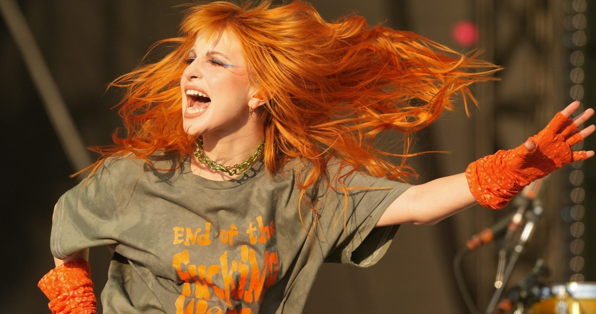 Hayley Williams confiesa que no toca guitarra en shows de Paramore por miedo a comentarios sexistas