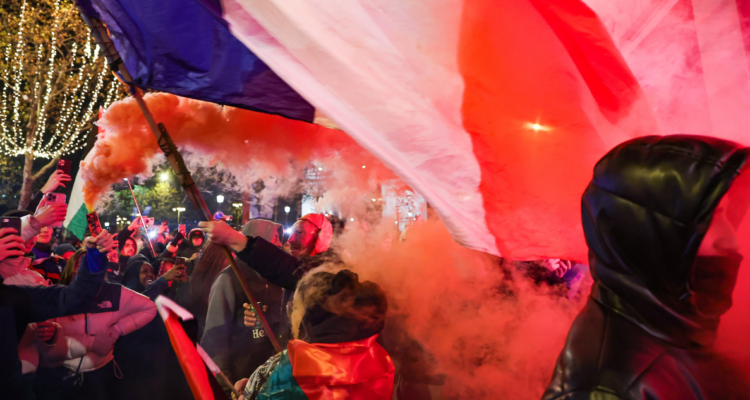 Hinchas se vuelcan a las calles de Francia para celebrar la clasificación a la final del Mundial.