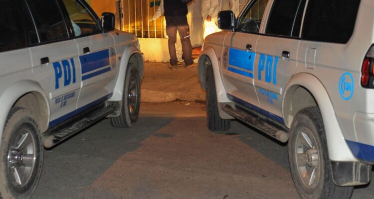 Matan a hombre con disparo en la cabeza afuera de su departamento: vecinos quemaron auto del acusado