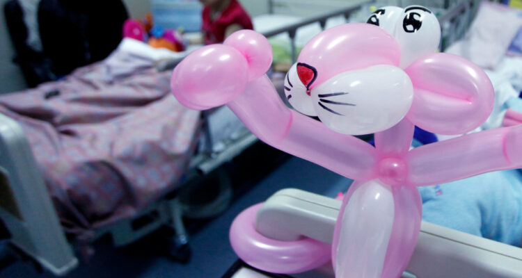 Madre de niño con AME inicia huelga de hambre en Valdivia: necesita medicamento más caro del mundo