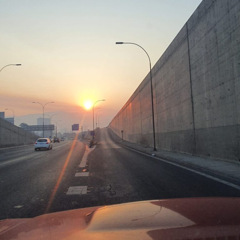 Santiago amanece bajo el humo de los incendios forestales tras histórico y caluroso jueves