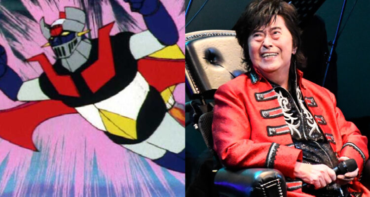 Ichiro Mizuki sonríe en una silla de ruedas mientras mira a su derecha. A su lado, una foto de la serie Mazinger Z.