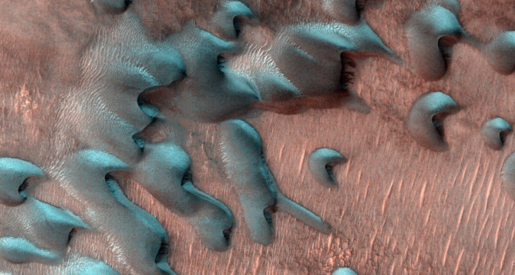 Dunas escarchadas por el invierno en Marte
