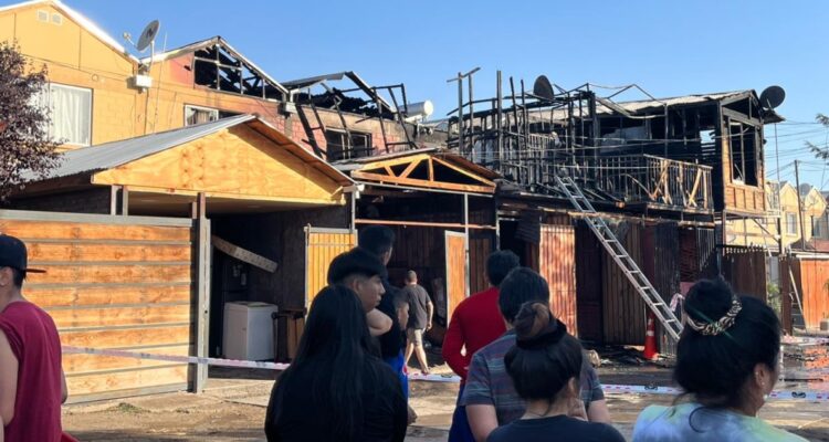 Incendio de viviendas en Colina