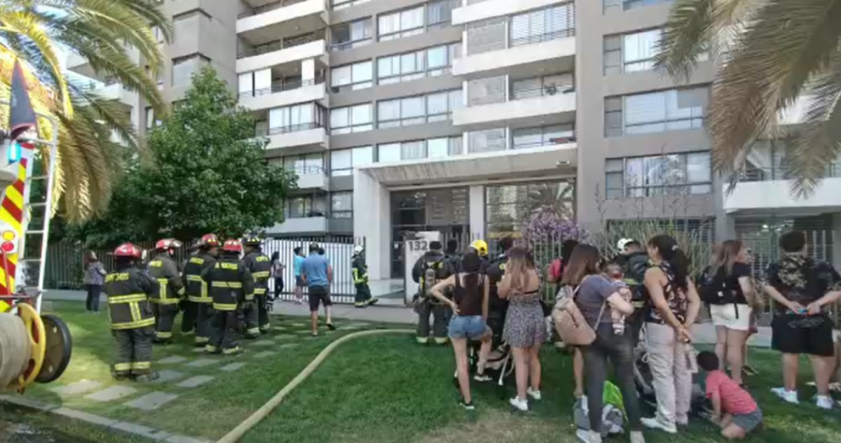 Bomberos controla incendio en azotea de edificio en San Miguel