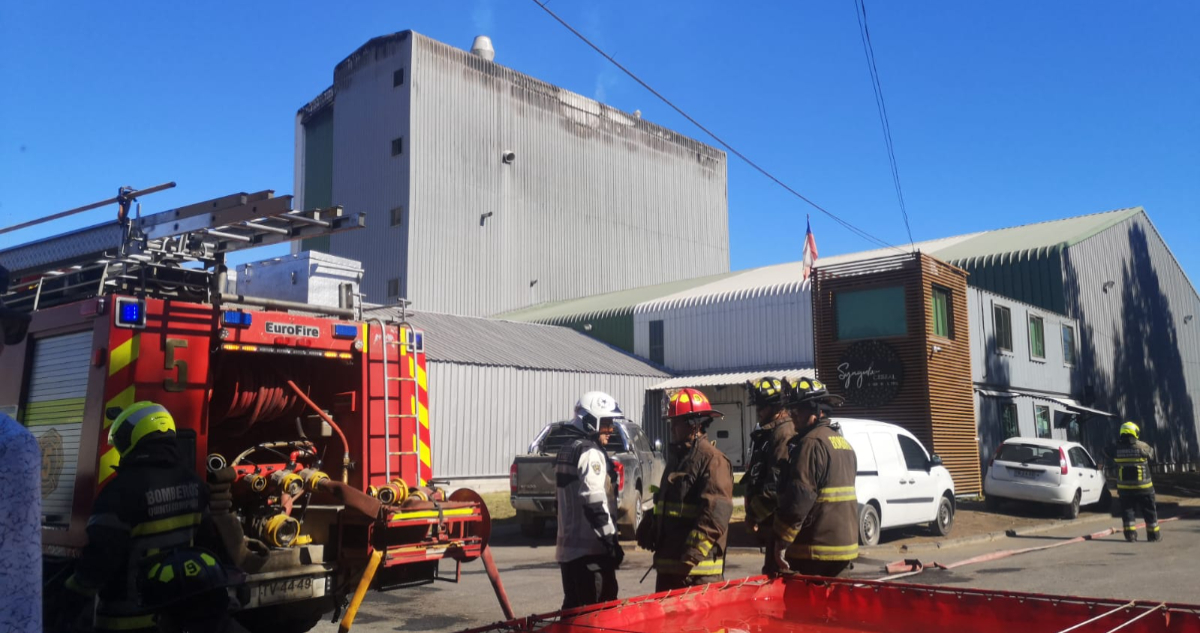 Incendio arrasa con pisos superiores de fábrica de cereales en Los Ángeles