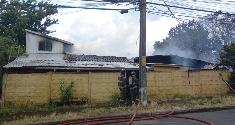 Dos viviendas resultaron afectadas por incendio en Los Ángeles: una ...