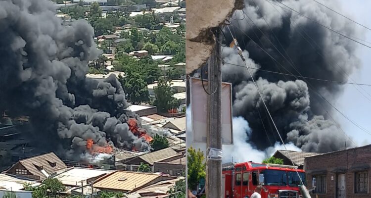 Gran incendio afecta a galpón en Estación Central: tendría peligro de propagación