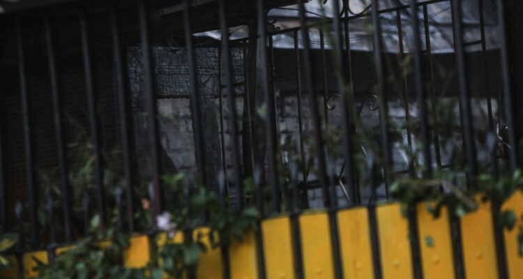 Mujer sufre graves quemaduras tras incendio intencional en Los Ángeles: su pareja fue detenida
