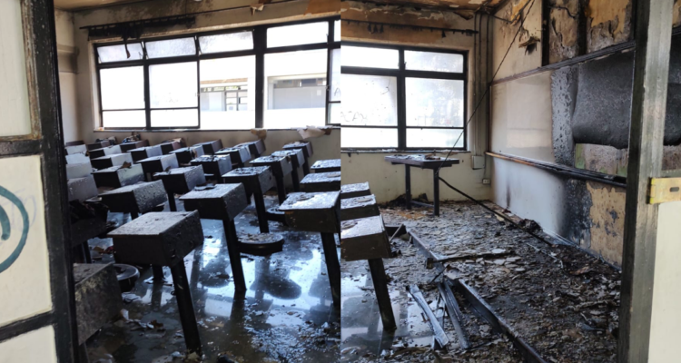 Sala termina consumida por las llamas en el Instituto Nacional tras incidentes con molotov