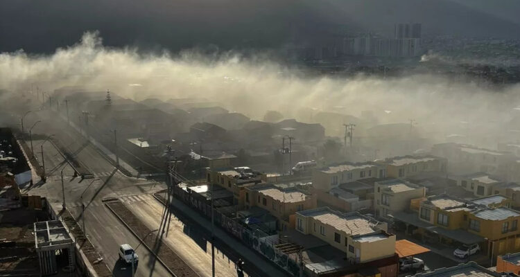 Impactantes imágenes de la nube tóxica sobre Antofagasta por incendio en La Chimba