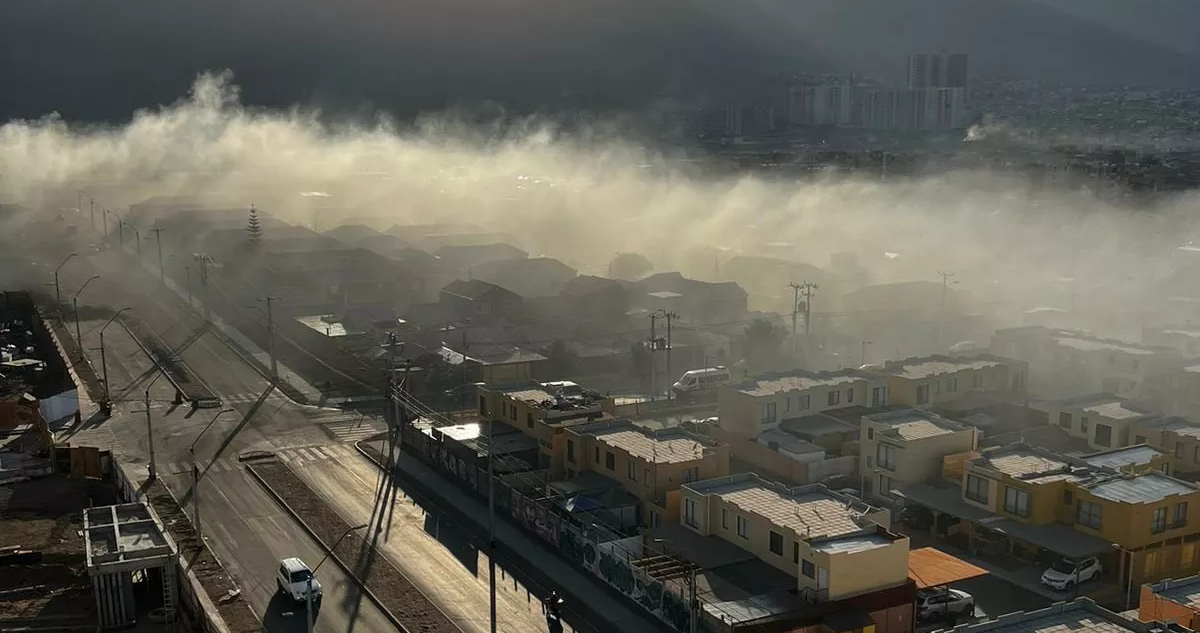 Impactantes imágenes de la nube tóxica sobre Antofagasta por incendio en La Chimba