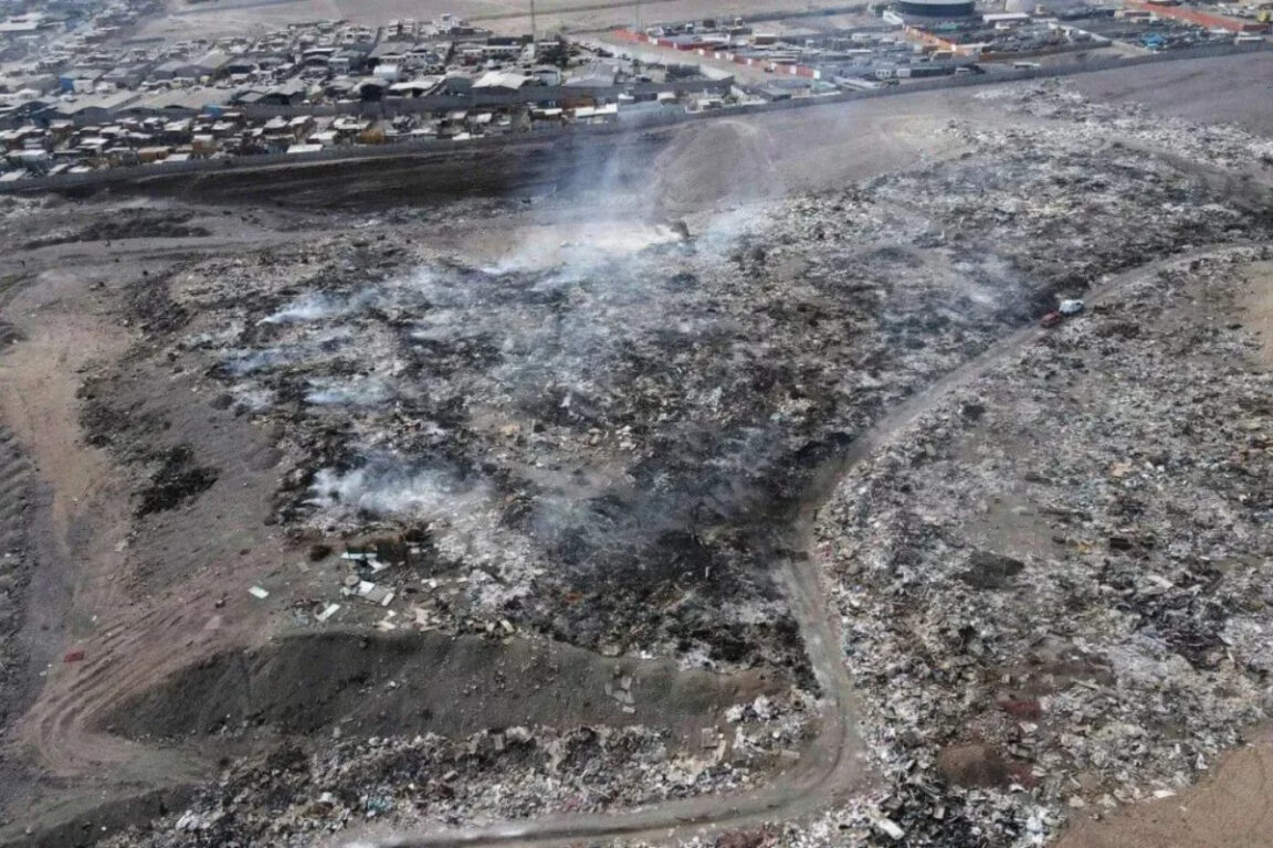Impactantes imágenes de la nube tóxica sobre Antofagasta por incendio en La Chimba