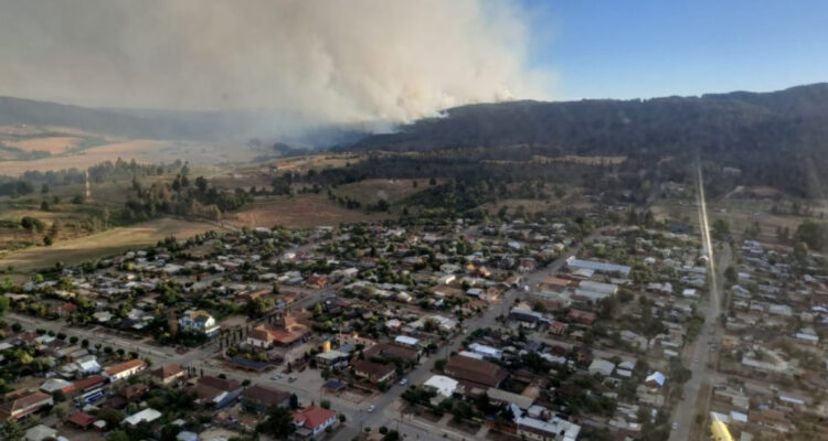 Decretan Alerta Roja para Lumaco por incendio forestal sin control que amenaza viviendas