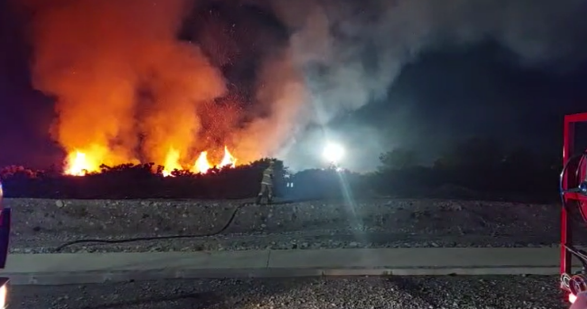 Bomberos trabaja en incendio en pastizales de Puerto Montt