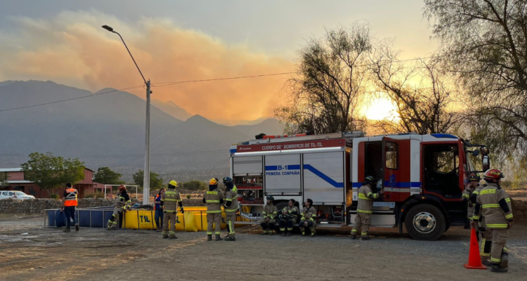 Incendio forestal en Til Til