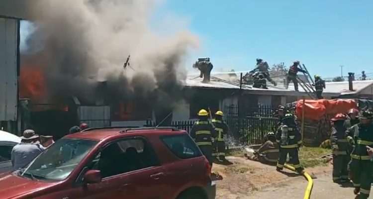 Bomberos combate incendio que afecta a cuatro viviendas en Valdivia