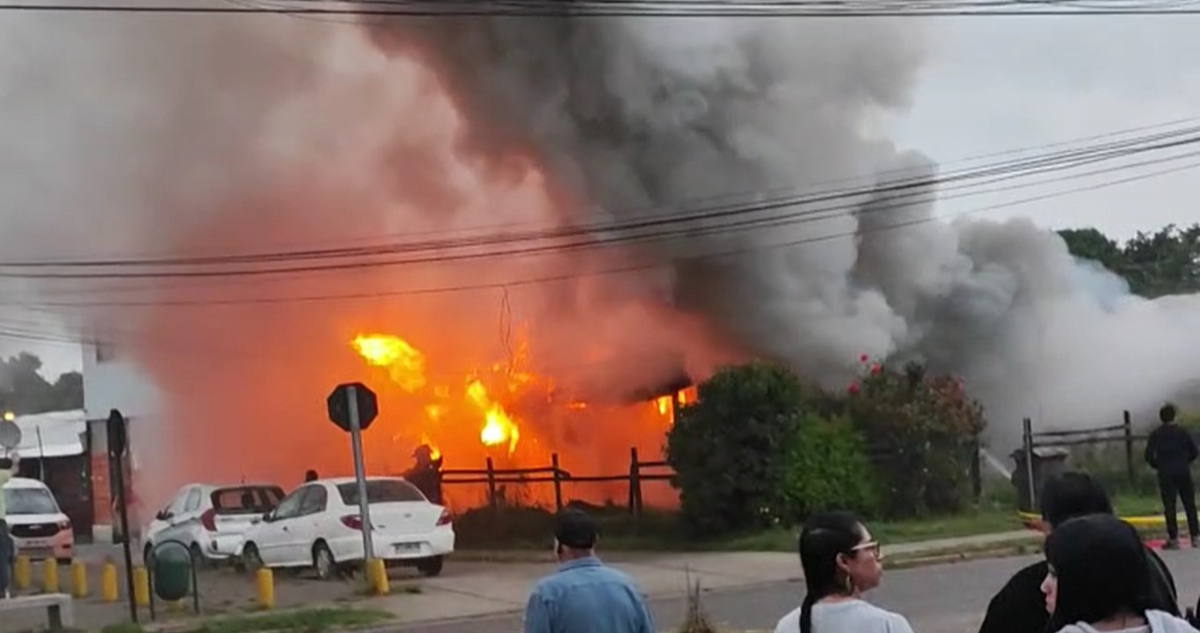 Incendio consume vivienda frente a Tenencia de Carabineros en Valdivia: vecinos rescatan enseres