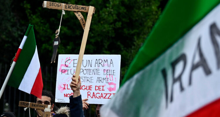 Irán ejecuta en público a un segundo manifestante por participar en protestas
