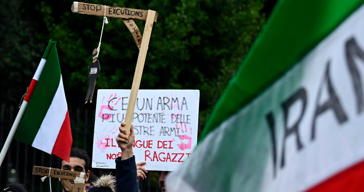 Irán ejecuta en público a un segundo manifestante por participar en protestas